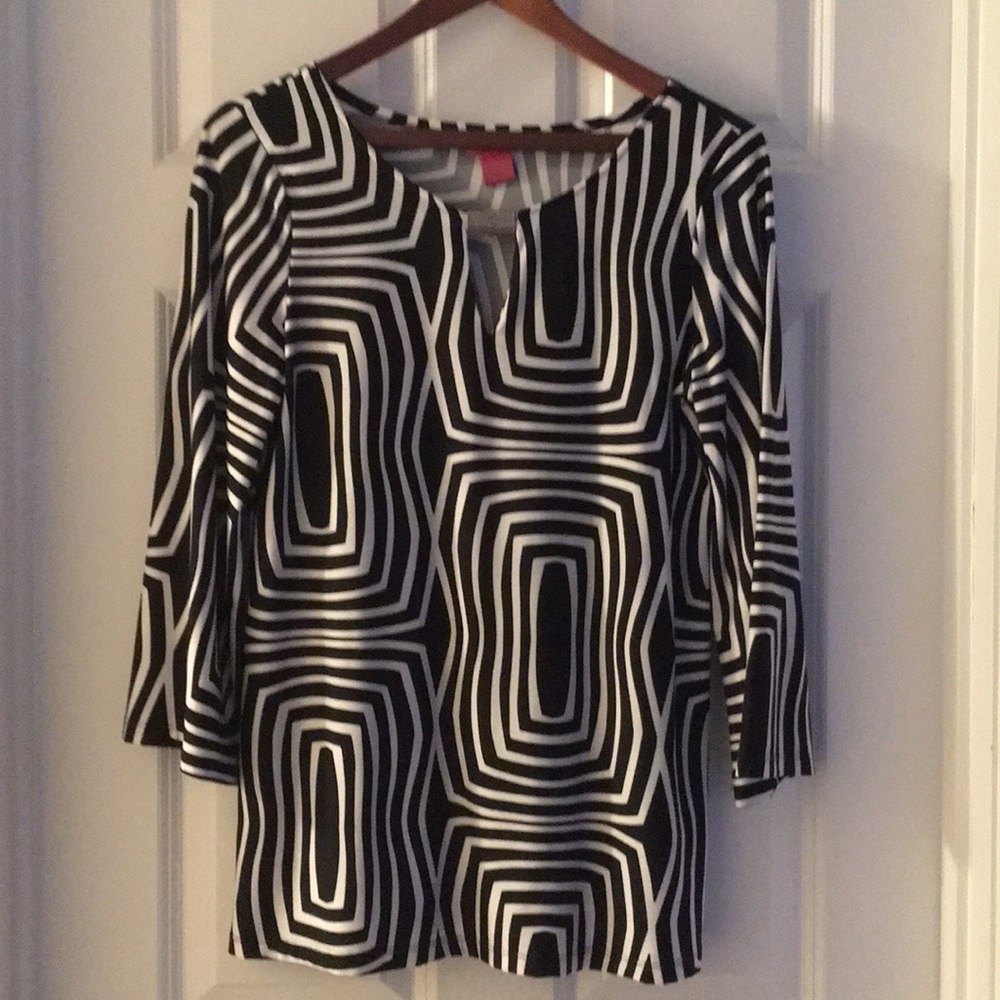 Black/white Geo print top. Size Med